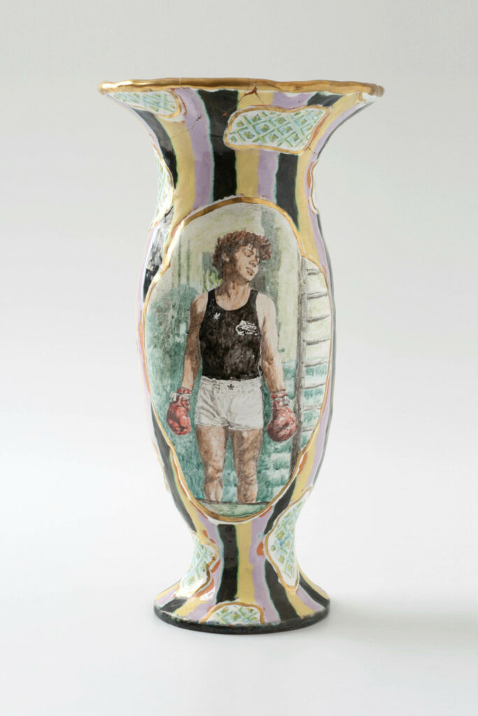 DANIEL KRUGER Vase mit Boxer 1992 glazed earthenware china paint gold H32cm ©Udo W. Beier