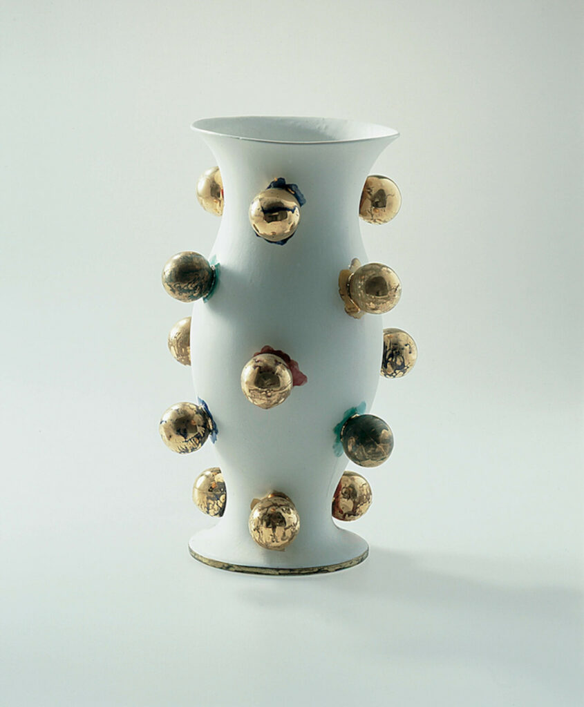 DANIEL KRUGER Vase mit Goldkugeln 2000 porcelain glazed gold lustre 30x18x18cm